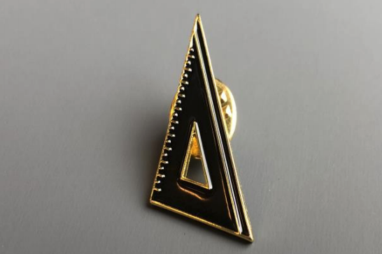 Значок эмалированный, Угольник sela Значок эмалированный, Угольник sela