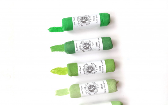 Пастель сухая мягкая круглая ручной работы №569, светло-желтовато-зеленое поле