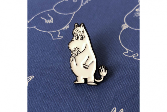 Значок эмалированный Муми-тролли. Фрекен Снорк с цветком Значок эмалированный Муми-тролли. Фрекен Снорк с цветком