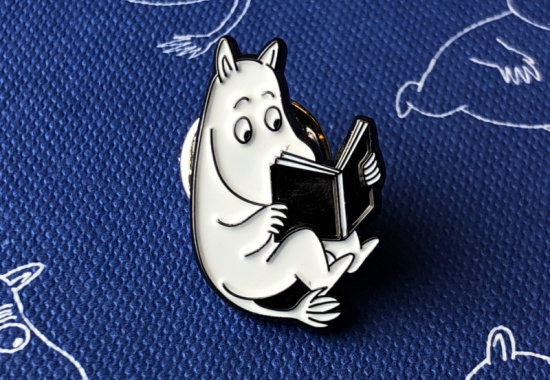 Значок эмалированный, Муми-тролли.Муми-тролль с книгой