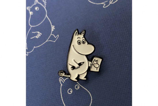 Значок эмалированный Муми-тролли. Муми-тролль рисует