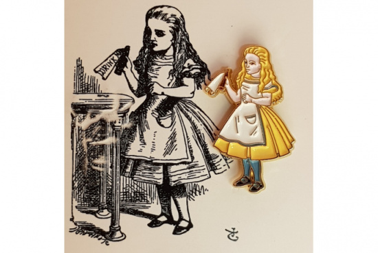 Значок эмалированный, Алиса "Выпей меня" 