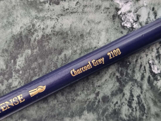 Карандаш акварельный "Inktense" серый угольный 2100 Карандаш акварельный "Inktense" серый угольный 2100