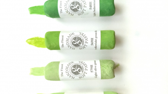 Пастель сухая мягкая круглая ручной работы №569, светло-желтовато-зеленое поле