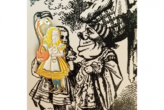 Значок эмалированный, "Алиса с фламинго" Значок эмалированный, "Алиса с фламинго"