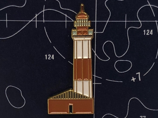 Значок эмалированный Маяк Сухо sela25
